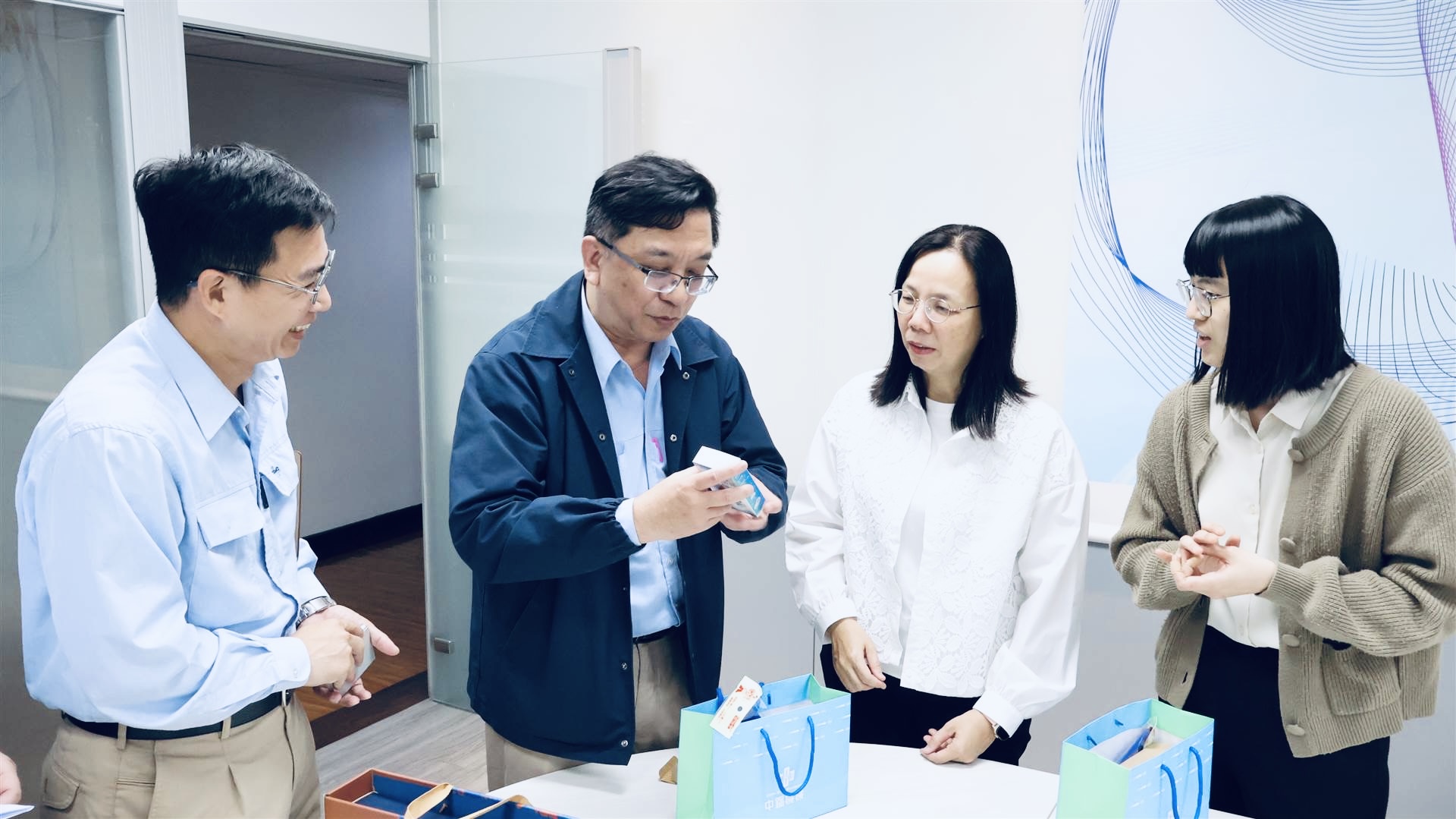 新春團拜❤ 高雄「張老師中心」謝璦如總幹事回訪並致贈感謝獎牌