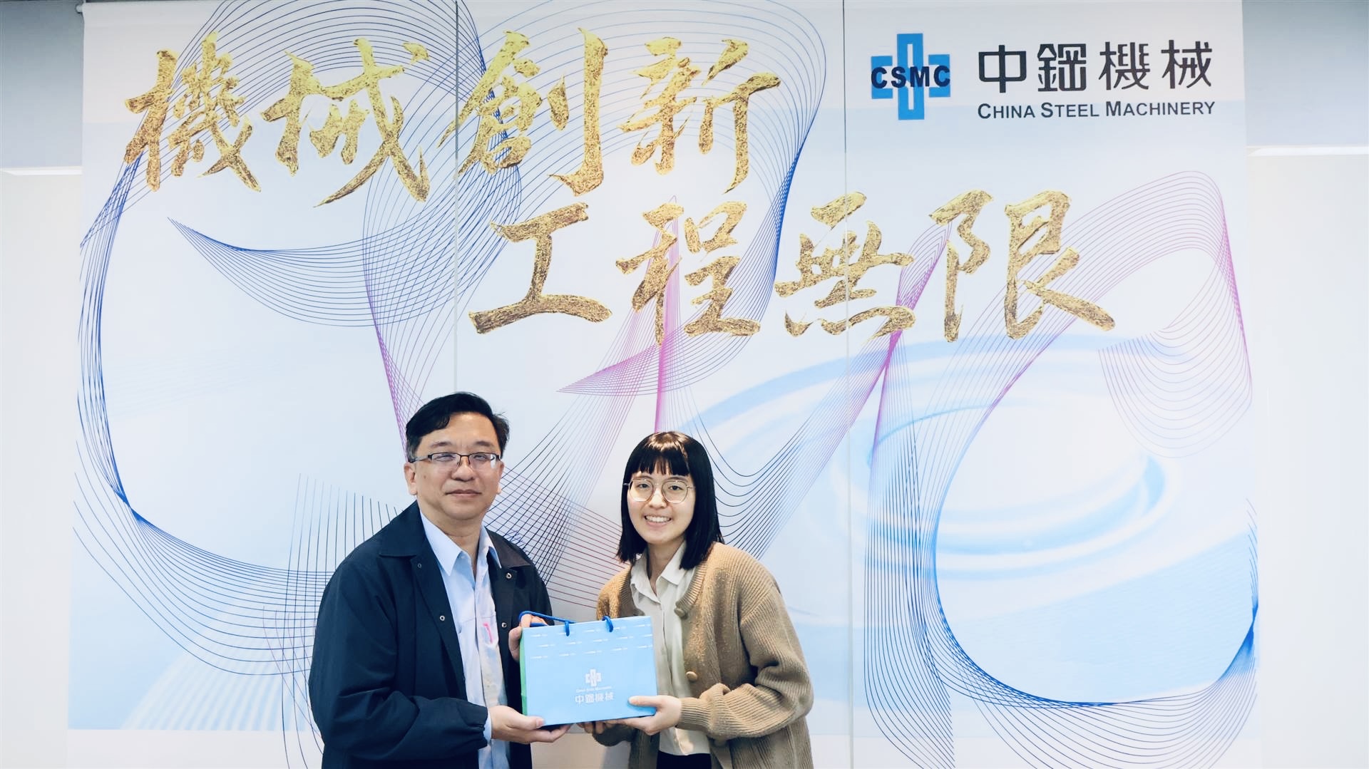 新春團拜❤ 高雄「張老師中心」謝璦如總幹事回訪並致贈感謝獎牌